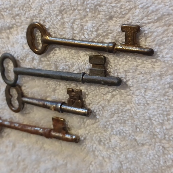 Antique skeleton keys vintage keys set of 4 - Picture 4 of 4